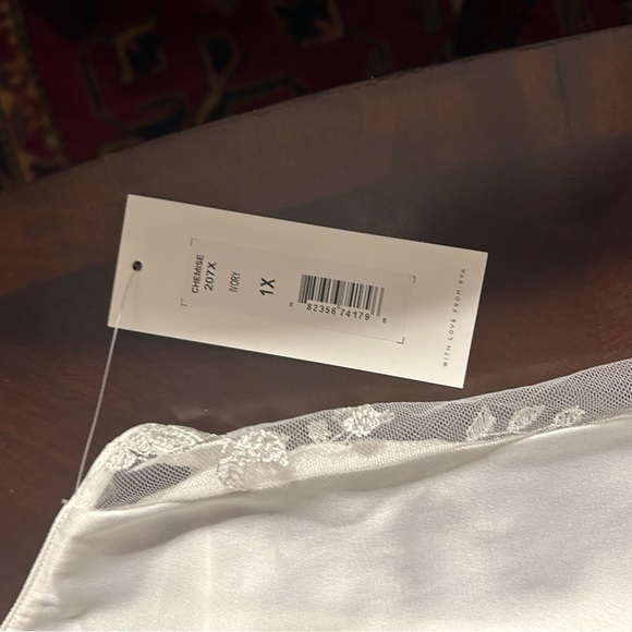 White satin nightgown - Picture 3 of 3